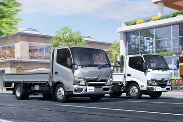 左）ワイドキャブ・2WD・ロングデッキ・フルジャストロー・2.0トン積